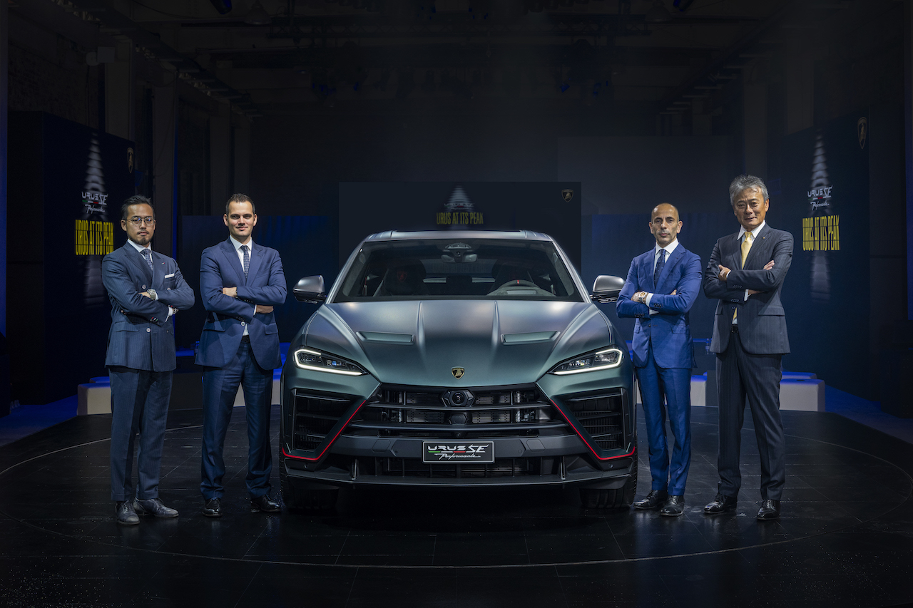 由左至右Lamborghini Taipei副總經理趙志剛, Automobili Lamborghini東南亞及臺灣區域經理Mike Smulders, Automobili Lamborghini亞太區總監Francesco Scardaoni, Lamborghini Taipei總經理趙一葵